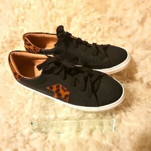 Size 11 Mata tennis shoes
